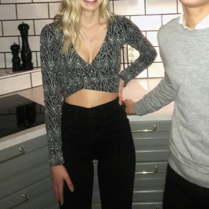 Glittertopp  - Festlig glittertopp perfekt för nyår! Storlek XS från H&M och endast använd en gång🤍 OBS! Kan glittra av sig. Skriv för fler bilder 🫶🏻