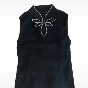 Svart linne  - Svart linne med diamant detaljer. Tjockt material 