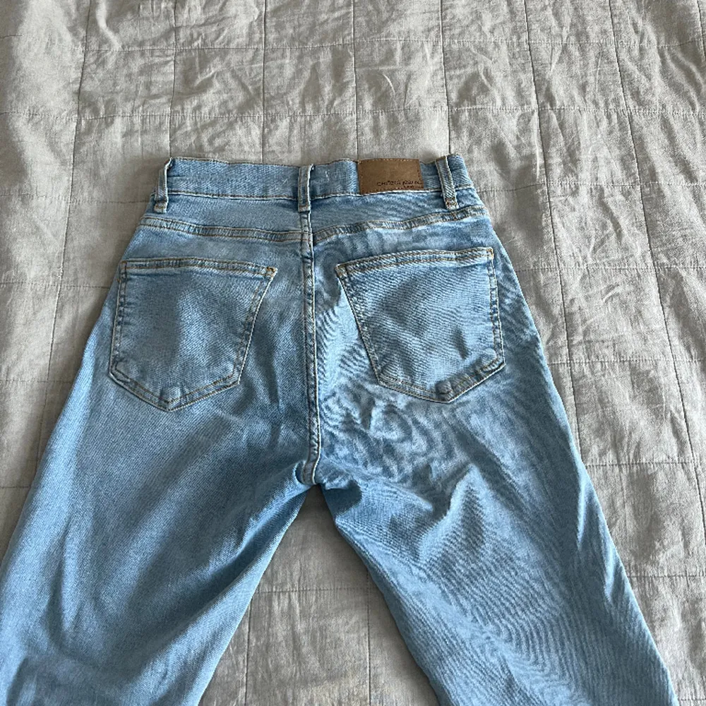 Fina ljusblåa botcut jeans som är lågmidjade från Gina  Storlek 34 Använda ca 10 gånger  Kontakta mig först ej köp nu👍🏻. Jeans & Byxor.