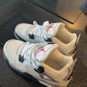 Air Jordan 4s - Använd en gång under sommaren, inte riktigt min stil längre därför säljer jag den, väldigt bra i skick och gör en budgivning på denna 