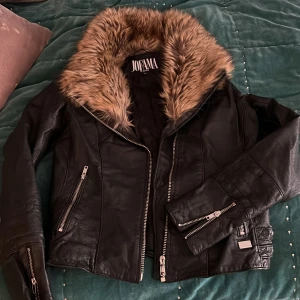 Jofama by Kenza skinnjacka - Jacka i nyskick med pälskrage. Skinn. 