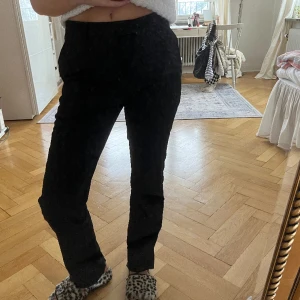 Svarta raka kostymbyxor - Mid waist, med vita ränder. Fint skick! 💕 De motsvarar en storlek 36 (lappen säger storlek 42 men det är helt fel)