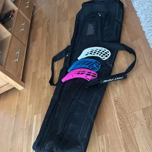 Fatpipe Xxl bag innebandy  - Jag säljer den här fatpipe väskan perfekt för dig som spelar innebandy har två stora fack för kläder och klubbor så passar perfekt för cuper tex och allt annat. Slänger även på 3 innebandy blad för left som blir 200 kr extra har inte använt någon av de.