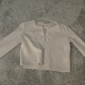Zara kofta - Så fin stickad kofta från zara! Lägger ut igen då den som vann budgivningen inte svarar💞 Den är i storlek M men skulle mer säga att den är som Xs S