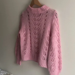 Rosa stickad tröja - Sååå fin slutsåld stickad från hm❤️ aldrig använd!!