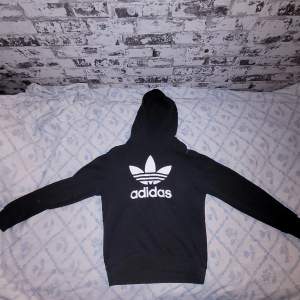 Huvtröja/hoodie från Adidas i storlek 158 (12-13Y), passar mig som har storlek XS normalt. Fint skick. Kan skicka mer bilder om så önskas (: