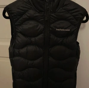 Peak performance väst - Säljer min peak performance väst då den aldrig kommer till användning🤍Inga defekter och är som ny. Nypris 1300kr