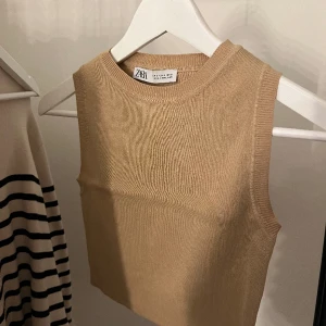 Topp - Sjukt fin topp från Zara, aldrig använd! Kontakta mig för flertalet bilder/ frågor✨
