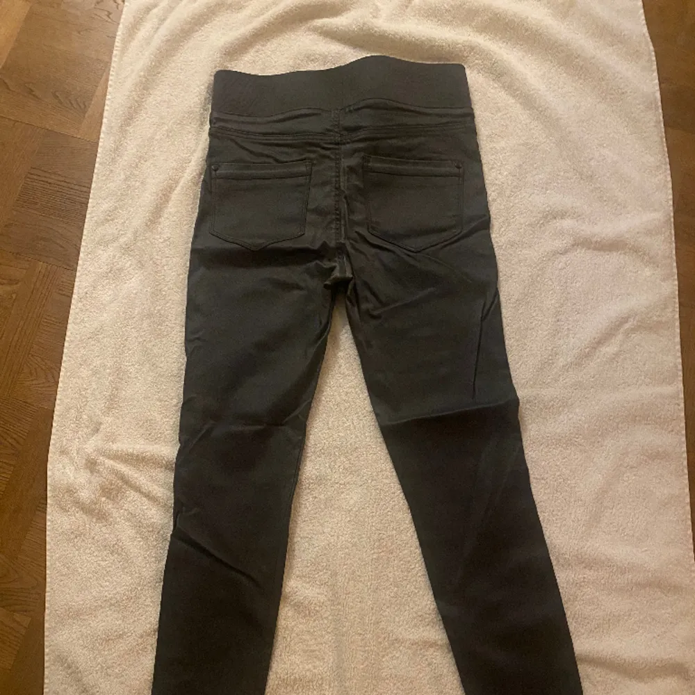 Cool elastisk byxa med lite metall yta, storlek som en Large (står xl) Väldig snygg på! . Farkut & Housut.