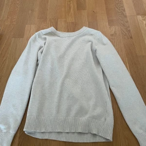 Stickad tröja - Stickad tröja från vila! Jätte snygg men kommer inte till användning längre🤍 strl M men skulle säga mer en S. Färgen är vitt/beige 