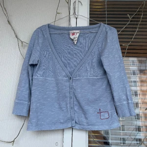 Kofta  - Tre kvarts kofta med knappar, perfekta plagget för att göra din outfit roligare:)