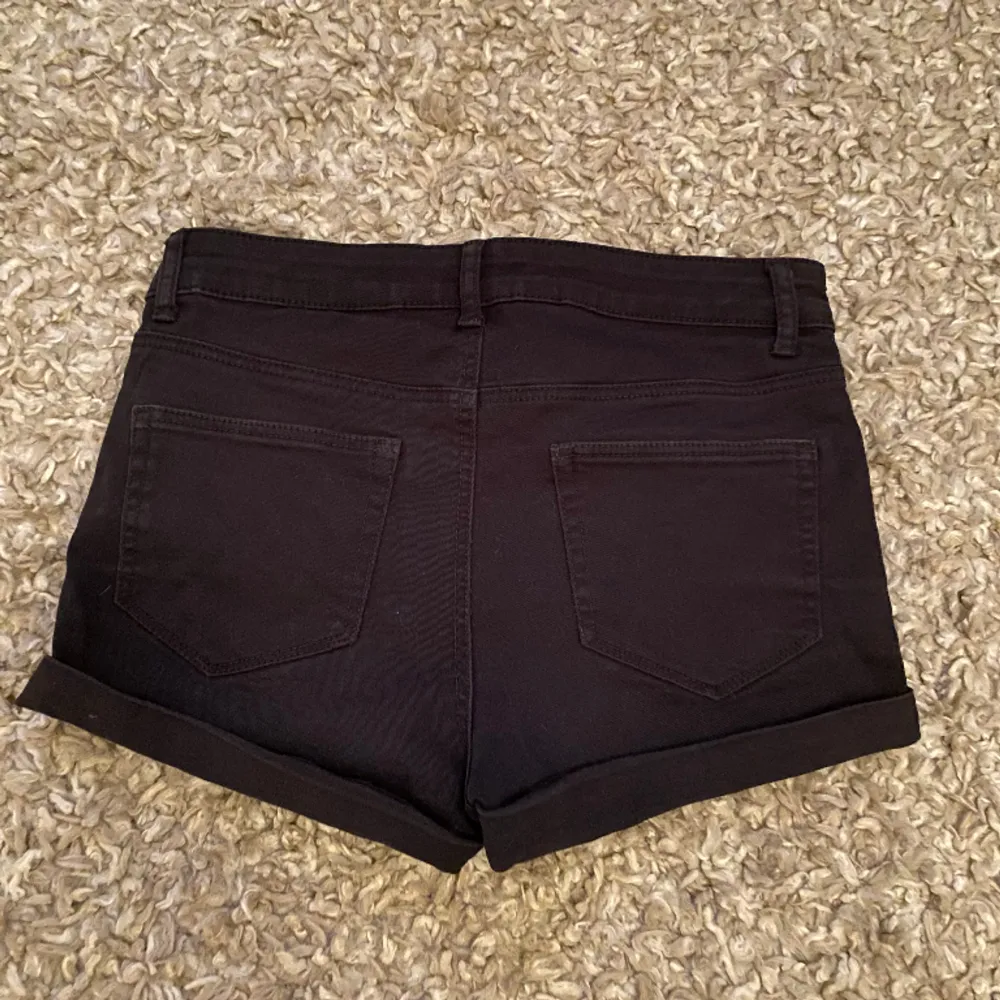 Svarta jeans shorts🖤 Bra skick!. Shorts.