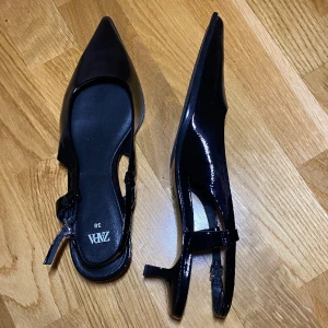 Zara skor kitten klack - Super snygga skor som är perfekta till jobbet, med en liten och trendig klack! Har aldrig kommit till aldrig kommit till användning, köpta i somras. Nypris 379 kr.