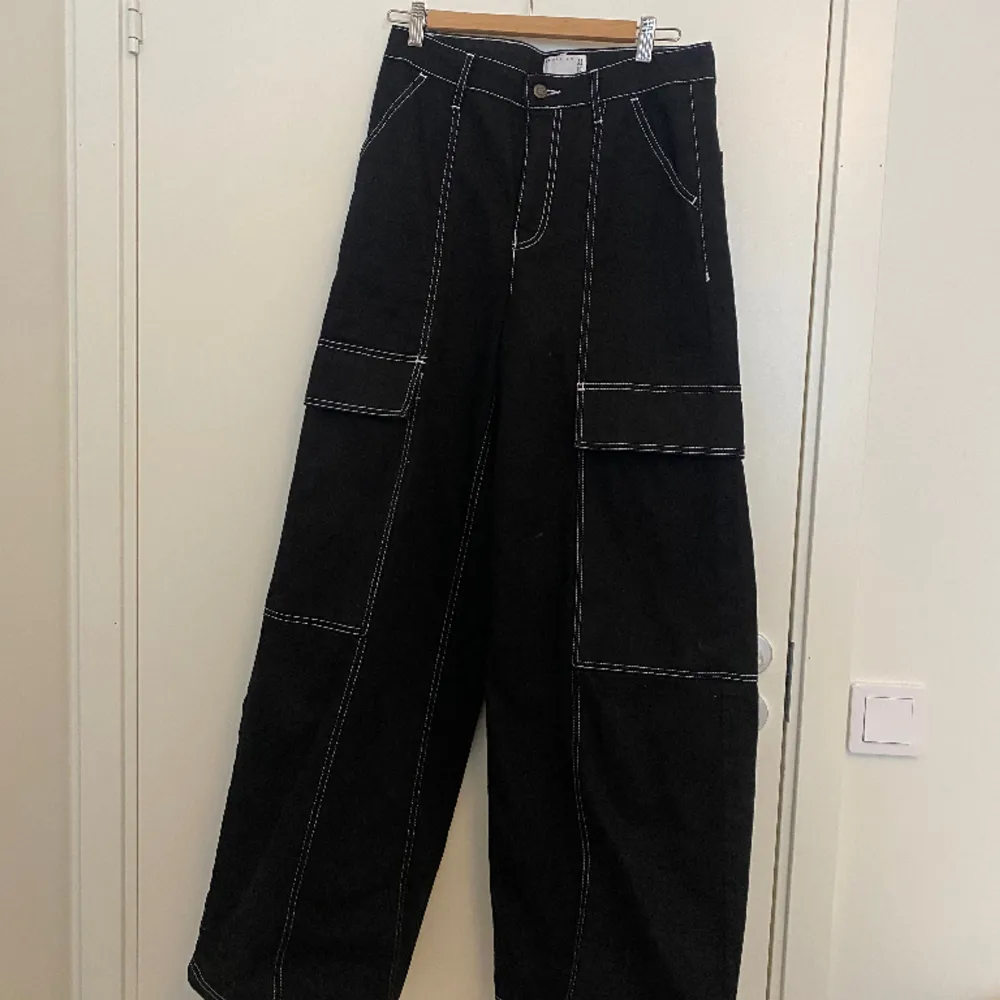 Svarta jeans från asos med extra vida ben och vita kontrastsömmar. Stl W30 L34. Använda ett fåtal gånger. Jeans & Byxor.
