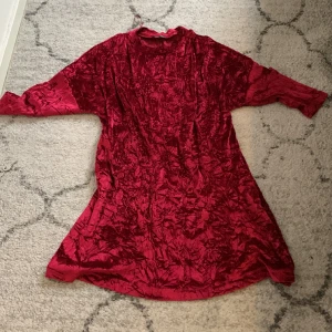 zara klänning sammet - zara klänning sammet i nyskick i strl xl men passar mindre med då mn kan använda med nån skärp(snyggt) slutsåld överallt🤭 passar perfekt till jul/nyår💞