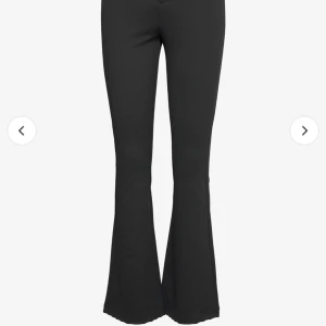 Kostymbyxor  - Säljer ett var bootcut kostymbyxor från Vero Moda, använda 1 gång 🫶🏽 Nypris: 319kr