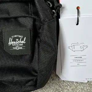 Helt oanvänd Crossbodyväska av märket Herschel. Tour Medium Modell med originalpris på 800kr. 