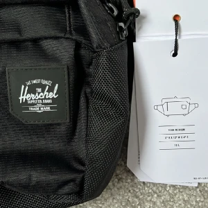 Crossbodyväska av Herschel  - Helt oanvänd Crossbodyväska av märket Herschel. Tour Medium Modell med originalpris på 800kr. 