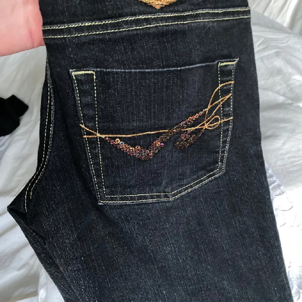 Lånade bilder! Säljer dem här fina jeansen från vero moda❤️. Jeans & Byxor.
