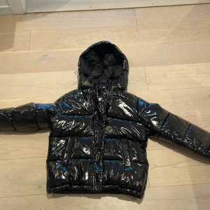 Vinterjacka från only! - Säljer helt ny vinterjacka från only storlek XS, inte använd helt ny säljer pågrund av att den inte passade. Nypris 1500!