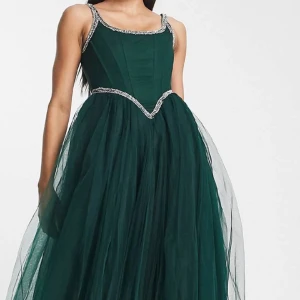 Balklänning - Säljer nu min balklänning!  Endast använd en gång, på balen givetvis. Inga defekter, i nyskick. Nypris 1989kr, från Lace & Beads.  Jättefin och unik!  Finns att hämta i Halmstad eller fraktas. Hör gärna av er för fler/mer detaljerade bilder! 