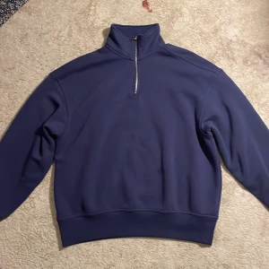 Lila hoodie💕 - En oversized lavendel lila hoodie. Är i väldigt bra skick, för att jag inte har använt den nästan alls. Den kostade 300 kr när jag köpte den. Kontakta mig om mer info💕