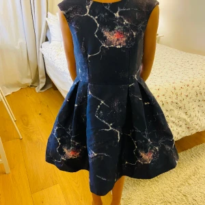 Fin festklänning till barn - Mycket fint skick.  Saknas en knapp på nacken. Störs inte funktionen eller utseendet. 