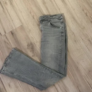 Gråa jeans - Ett par super fina gråa jeans från Gina i storlek 158. Priset kan diskuteras
