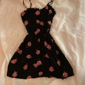 Kort sommarklänning  - Svart kort sommarklänning med rosa rosor och hjärtformad neckline med justerbara band & även ribbad rygg för snygg passform 💕👼🏻 