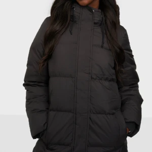 Vinter jacka (lång)  - Denna jacka är från vero Moda. Jag köpte den förra året men användes 3-4 gånger. Insåg snabbt att det inte var min typ av jacka men den är väldigt snygg men passar bara inte min smak. Den kostar 1399kr egentligen. 900kr för alla behöver väll en jacka ☺️