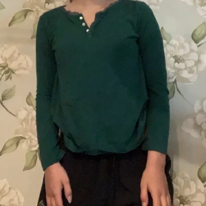 Tröja womens secret  - Otroligt snygg tröja i superfin grön färg från womens secret, perfekt nu till julen. Färgen är verkligen underbar. Är öppen för prisförslag, kan mötas upp i Stockholm och det är bara att skriva för fler bilder:) 