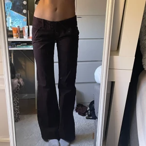 Lågmidjade byxor - Säljer dessa lågmidjade byxor. Aldrig använda. Midjemått: 37cm och innerbenslängd: 85cm. Jag är 166cm. 💕