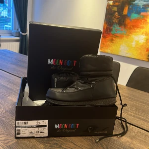 Moon Boot - Storlek 37 köpta förra året, säljer pågrund av att jag har växt ut dem. Pris kan diskuteras vid snabb affär. Köpta för 2000
