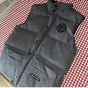 Canda goose väst! - Hej! Säljer min canda goose väst pga att jag inte använder den längre, den är använd 3-4 gånger men den är helt fräsch!