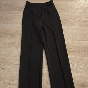 Kostymbyxor NA-KD - Använda fåtal gånger och i fint skick!! Högmidjade🫶🏼