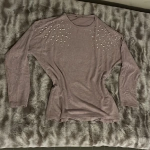 Fin topp men pärlor - Superfint topp med pärlor Dessvärre är lappen avklippta så jag minns inte riktigt vart den är köpt, tror H&M eller möjligtvis New Yorker Köpt för länge sen, lätt använd vid något tillfälle men är i nyskick 
