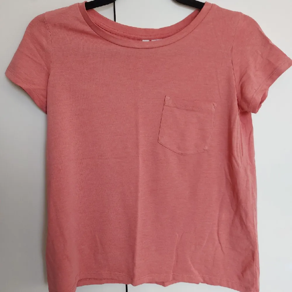 Simple och fin t-shirt med en aprikos liknande färg👕. T-shirts.