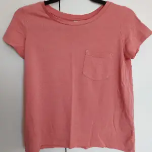 Simple och fin t-shirt med en aprikos liknande färg👕