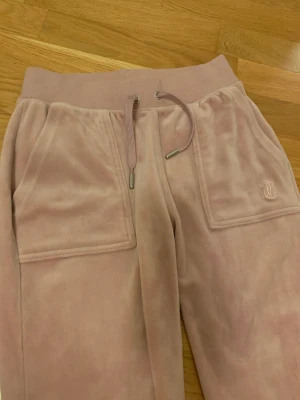 Jucy couture byxor xxs  - Jucy i bra skick. Säljer pga att de inte kommer till användning längre💕nypris:1099