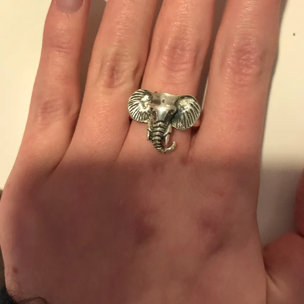 intressekoll på denna elefant ring köpt i nyc för ungefär 1,5 år sedan. jag vet ej vad det är för material på ringen, är lite för stor på mitt pekfinger🫶ringen är ca 20mm på diamantern, så ungefär 6,3cm runt insidan av ringen❤️. Accessoarer.