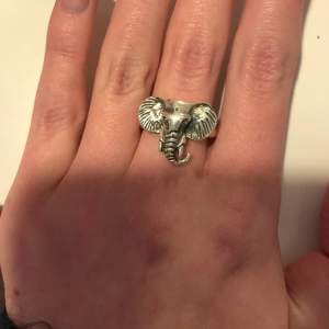 intressekoll på denna elefant ring köpt i nyc för ungefär 1,5 år sedan. jag vet ej vad det är för material på ringen, är lite för stor på mitt pekfinger🫶ringen är ca 20mm på diamantern, så ungefär 6,3cm runt insidan av ringen❤️