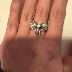 elefant ring - intressekoll på denna elefant ring köpt i nyc för ungefär 1,5 år sedan. jag vet ej vad det är för material på ringen, är lite för stor på mitt pekfinger🫶ringen är ca 20mm på diamantern, så ungefär 6,3cm runt insidan av ringen❤️