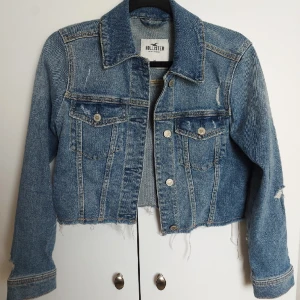 Jeansjscka - Jättefin croppad jeansjacka i toppskick✨️ Nypris 500 kr