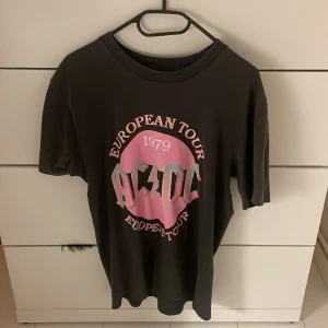 ACDC-t-shitt - Skriv för bilder på, de är missvisande på galjen. Oversized