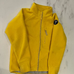 Polarn & pyret - 💛Pop vindfleece. Inga hål, men solkiga ärmslut. Alla reflexer intakta. Ej tvättad. Storlek 116 (ca 4-6 år)