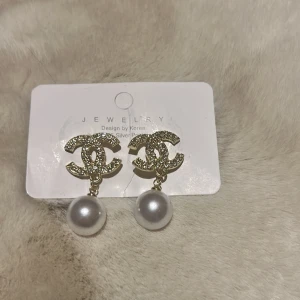 Örhängen - Helt nya cc örhängen, oanvända och mycket fina. Det står att det är äkta silver av dem jag köpte av!