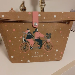 The body shop necessär! - Jätte fin STOR necessär från the body shop, väldigt bra skick då den är oanvänd. Skicka ett meddelande vid frågor eller funderingar. Köparen står för frakten. 💗💗