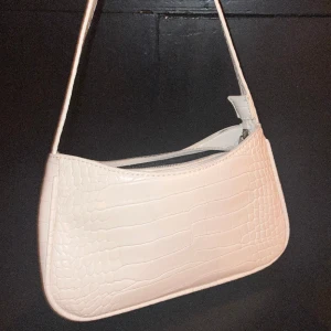 Handväska - Vit handväska. Knappt använd. Vill sälja för har en liknande redan😊 (Perfekt till studenten)