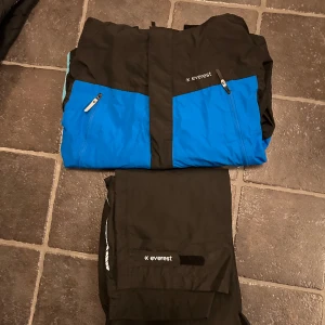 Regnställ Everest  - Regnjacka och byxor  Nyskick  Storlek 158-164