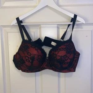 Spets bh - En mörk röd bh med svart spets har aldrig använts då de är fel storlek på mig.